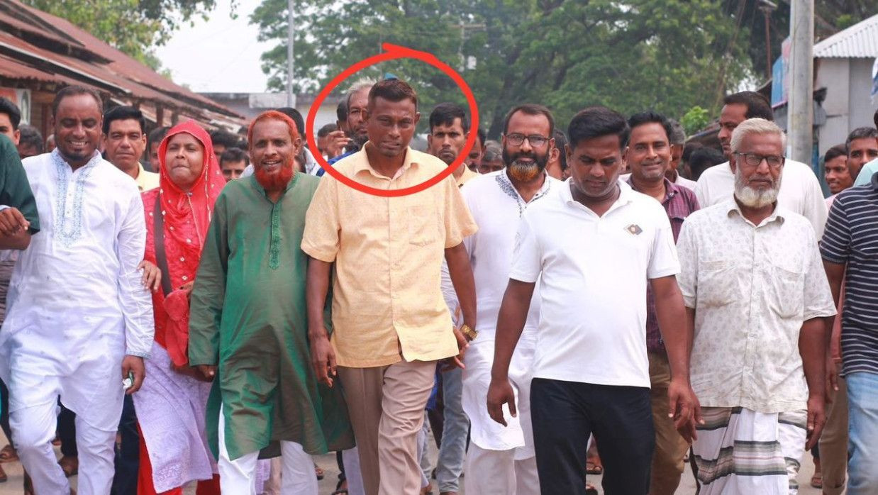 রেজাউল করিম (লাল কালিতে চিহ্নিত ব্যক্তি) 