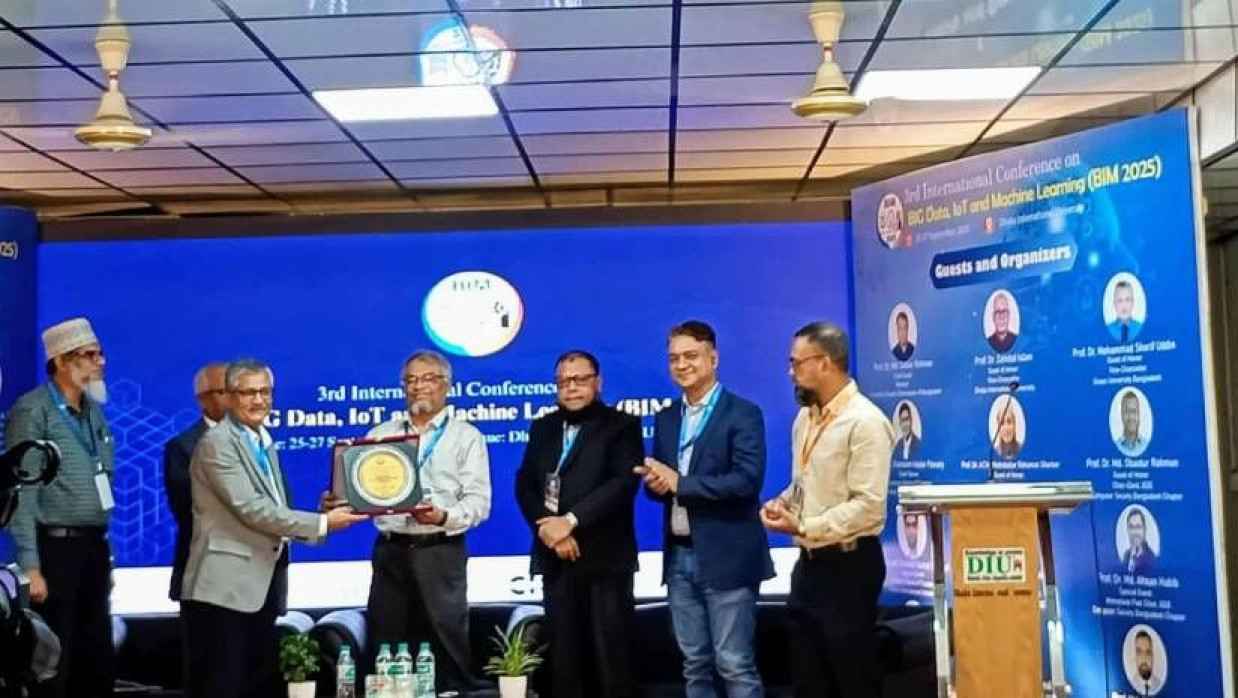 বিশ্ববিদ্যালয়ের এসটিএসিতে উপাচার্যের বক্তব্যের মাধ্যমে আনুষ্ঠানিকভাবে উদ্বোধন হয় এ আয়োজনের