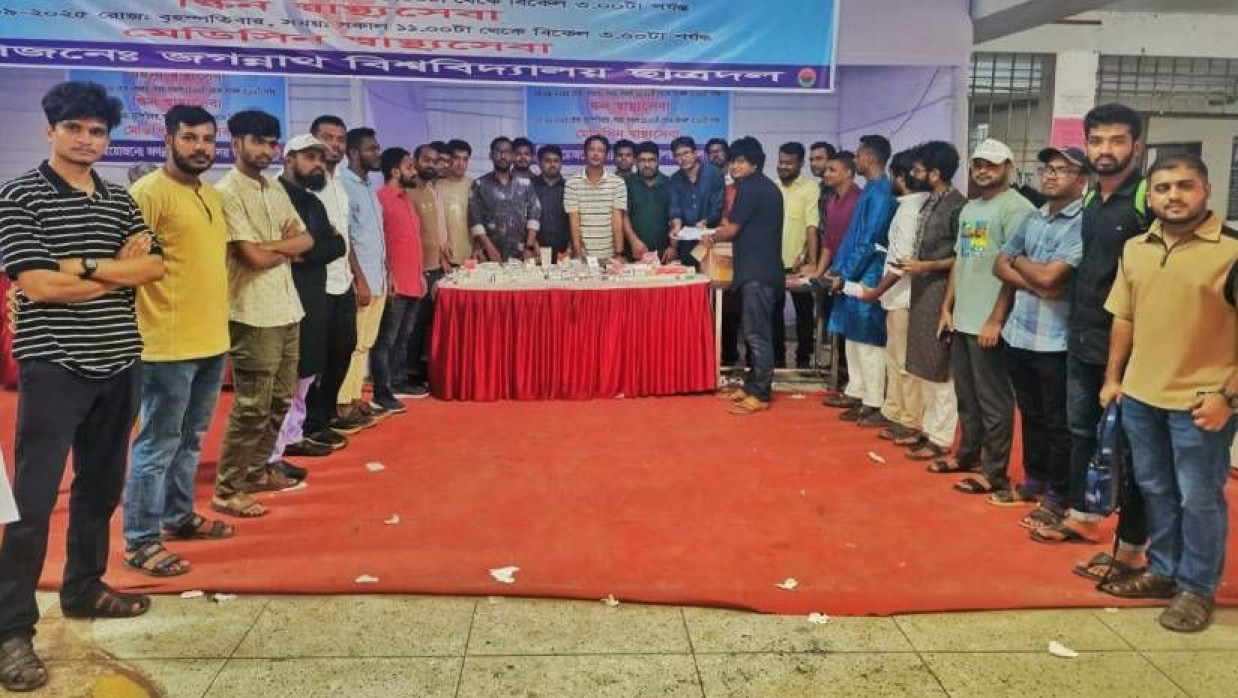 বিশ্ববিদ্যালয়ের শহীদ সাজিদ ভবনের নিচতলায় এ স্বাস্থ্যসেবা কর্মসূচির আয়োজন করা হয়