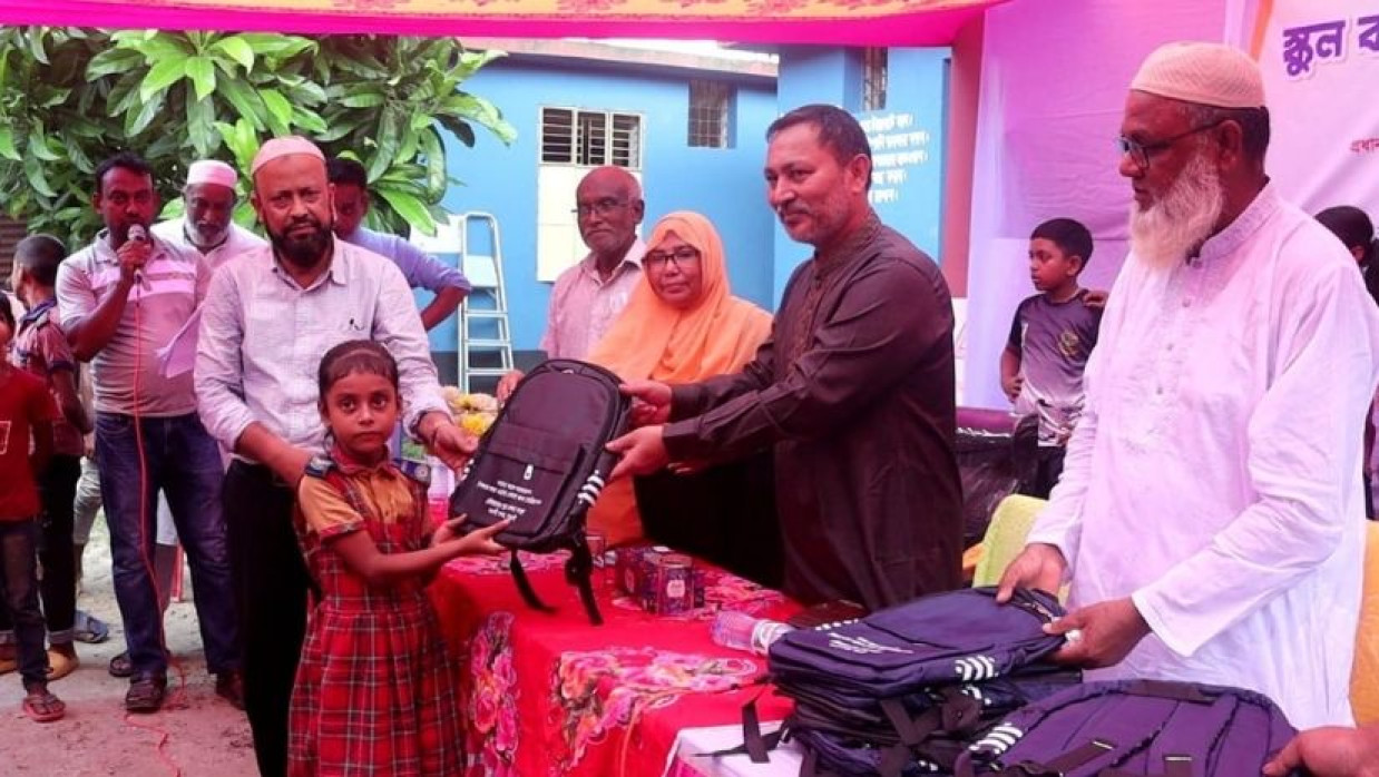 বৃহস্পতিবার নওগাঁয় শিক্ষার্থীদের মাঝে স্কুল ব্যাগ বিতরণ করা হয়