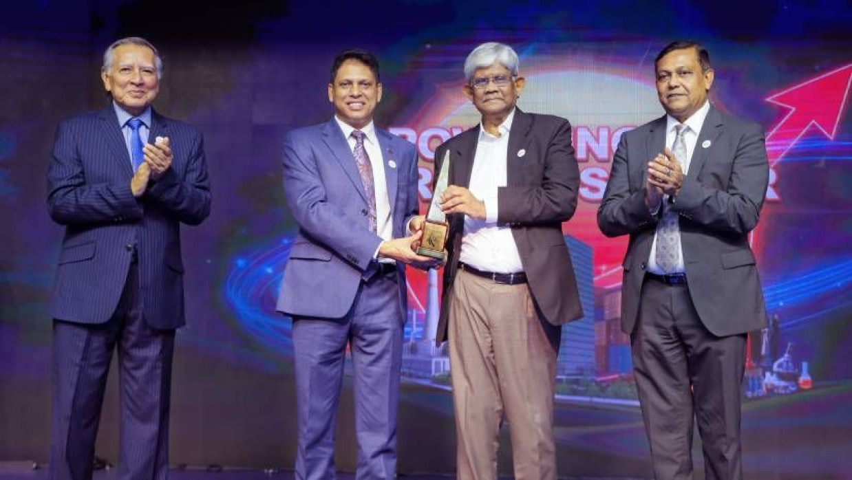 অর্থ উপদেষ্টা ড. সালেহউদ্দিন আহমেদের কাছ থেকে ‘বেস্ট এন্টারপ্রাইজ অব দ্য ইয়ার’ সম্মাননা পুরস্কার গ্রহণ করছেন ওয়ালটন হাই-টেকের ম্যানেজিং ডিরেক্টর এস এম মাহবুবুল আলম