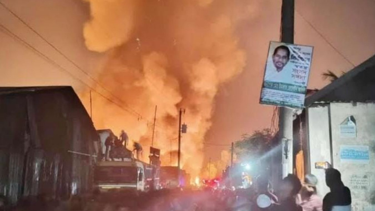 ঝুটের গোডাউনে ভয়াবহ আগুন