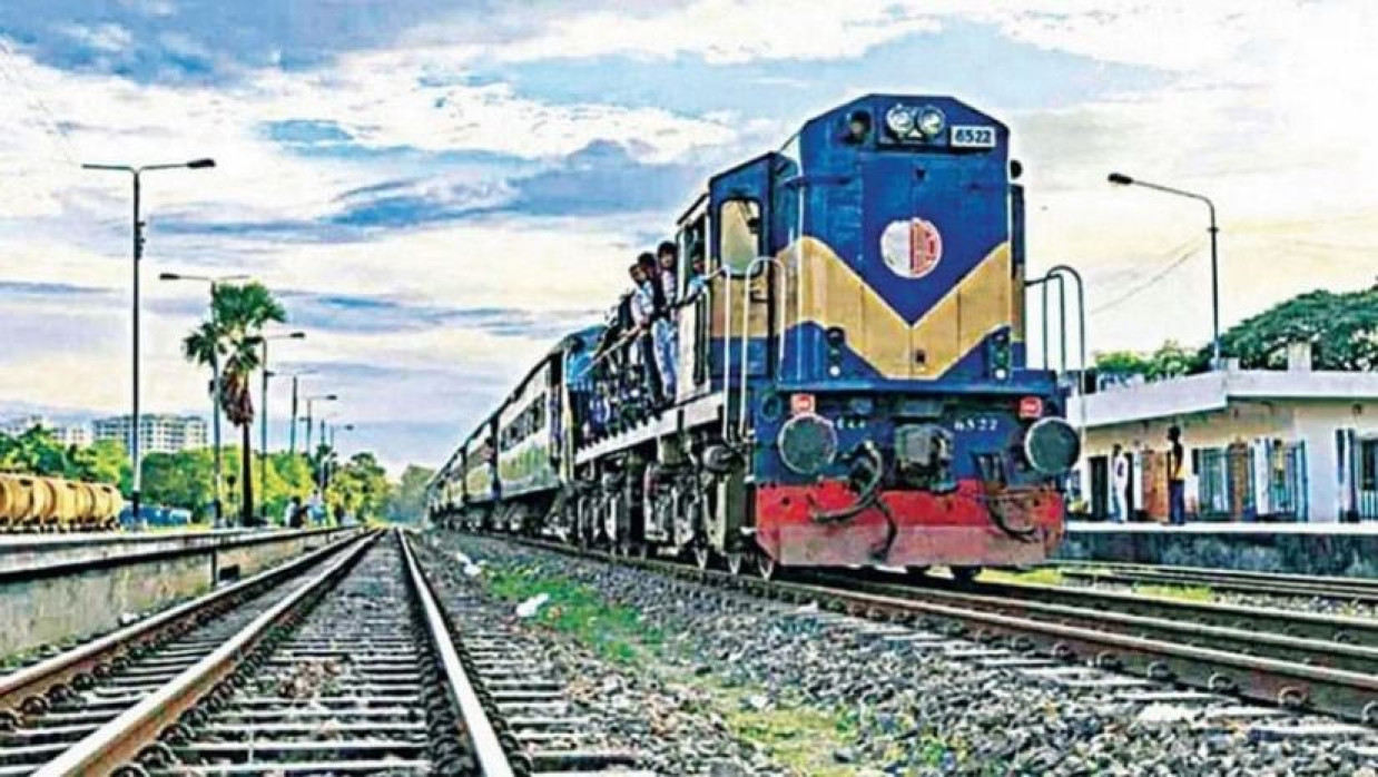 ট্রেনের নিচে কাটা পড়ে নারীর মৃত্যু