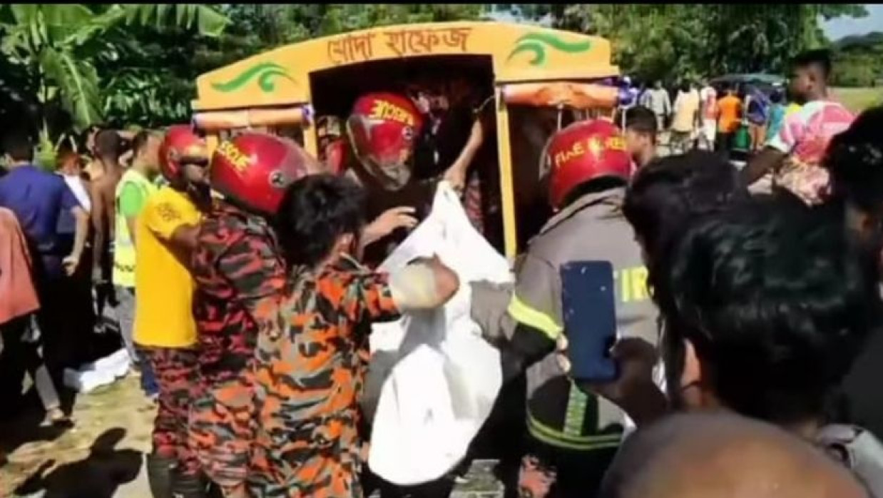 মা-মেয়েসহ সিএনজিচালিত অটোরিকশার চালক নিহত