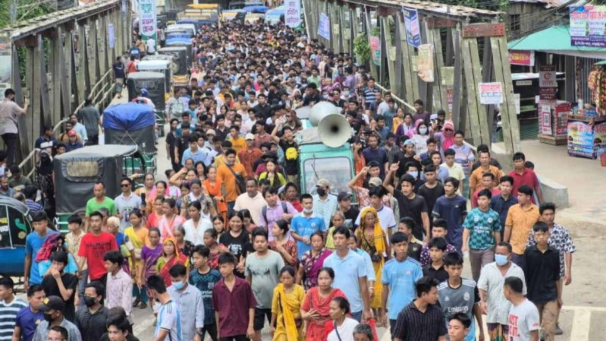  বিক্ষোভ মিছিলে অংশ নেন পাহাড়ি শিক্ষার্থী থেকে শুরু করে স্থানীয়রা