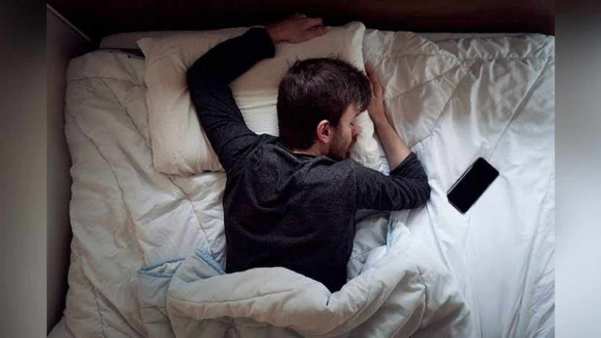 ঘুমের মধ্যে নড়াচড়া ও কথা বলতে অক্ষমতা অনুভব করেন অনেকে