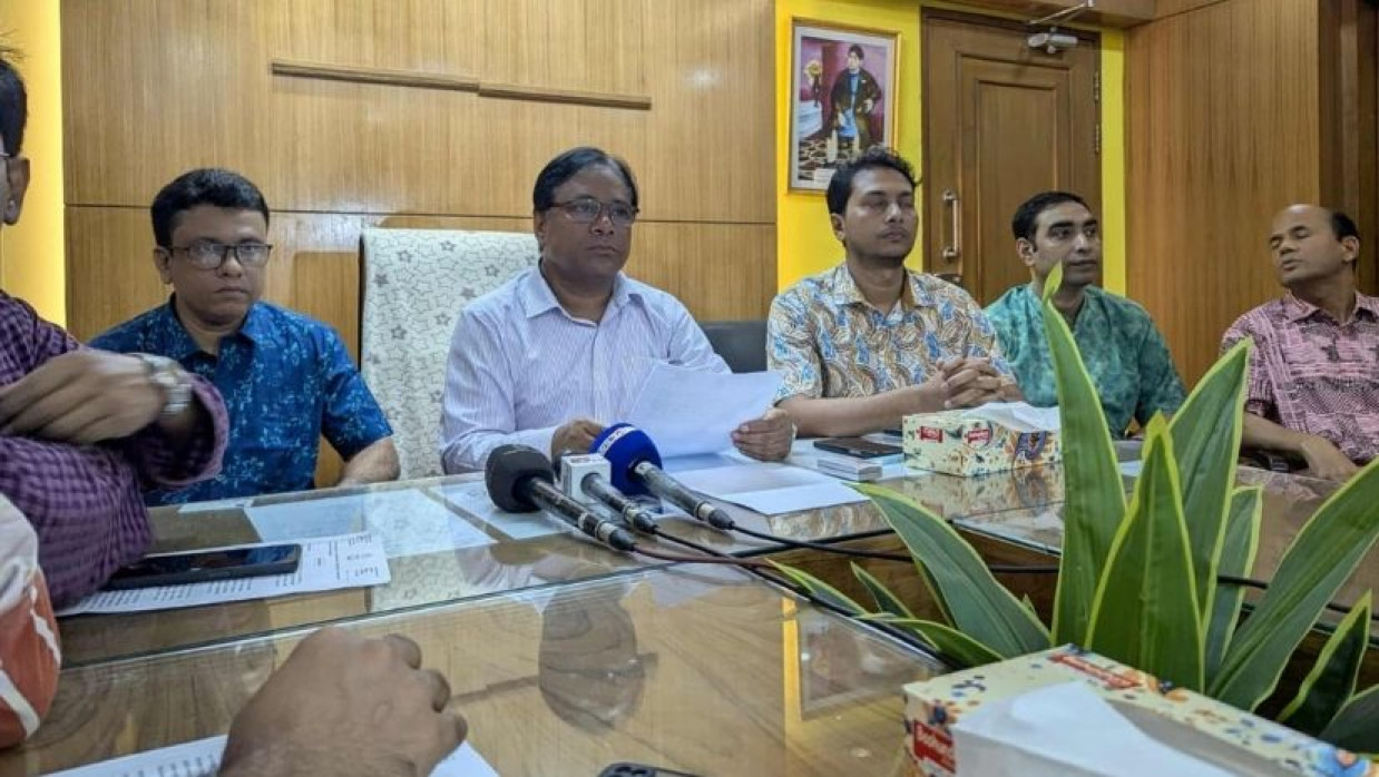 সংবাদ সম্মেলনে জগন্নাথ হলের প্রাধ্যক্ষ