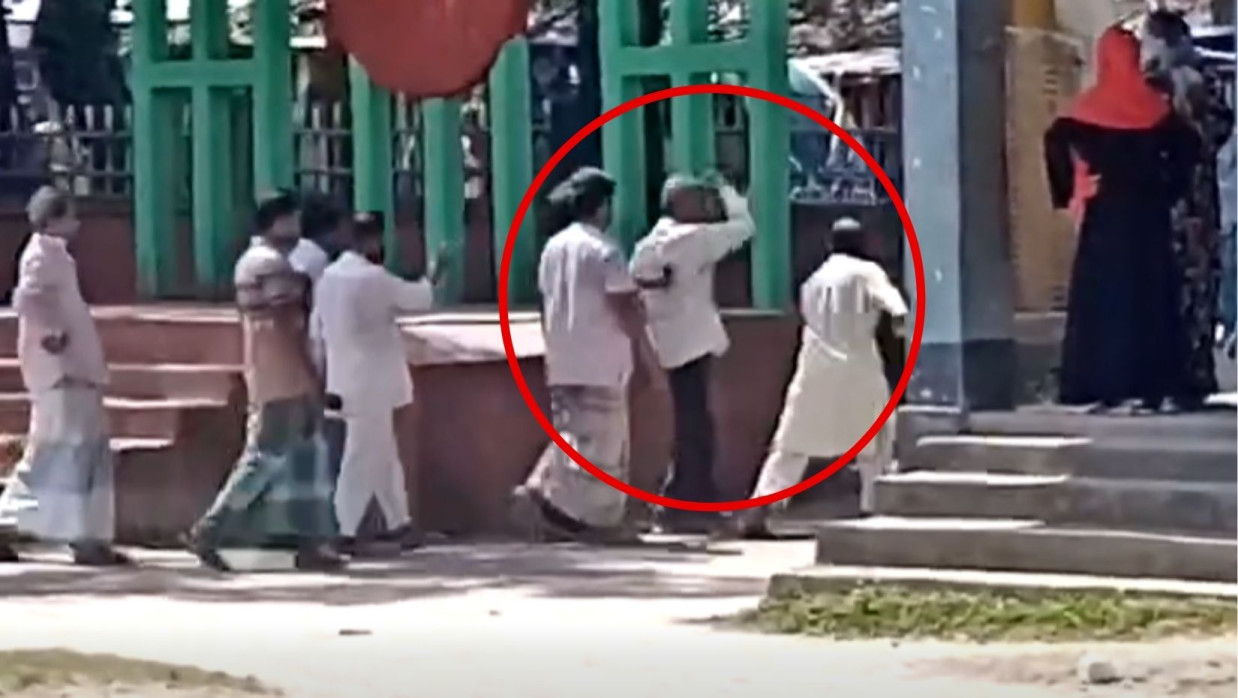 অধ্যক্ষকে ধাক্কাতে ধাক্কাতে কলেজ থেকে বের করার ভিডিও ভাইরাল