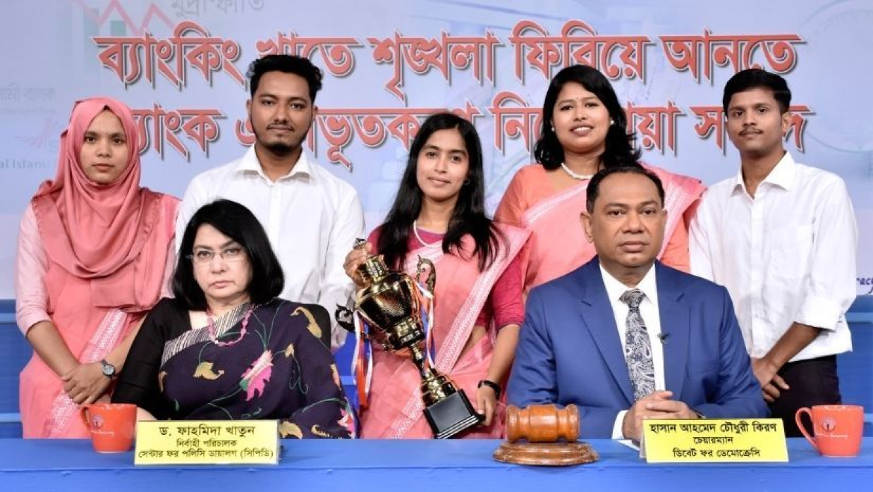 প্রতিযোগিদের সঙ্গে অতিথিবৃন্দ