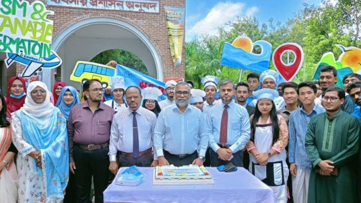 র‍্যালিতে বিশ্ববিদ্যালয়ের উপাচার্য অধ্যাপক ড. নকীব মোহাম্মদসহ অন্যরা যোগ দেন