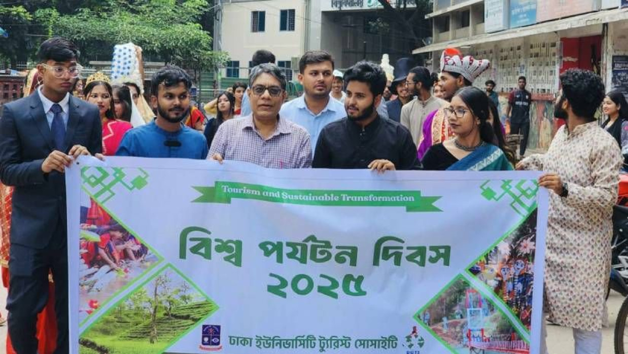 টিএসসি প্রাঙ্গণে আয়োজিত দিনব্যাপী নানা অনুষ্ঠানে যোগ দেন ডিইউটিএসের বর্তমান ও সাবেক সদস্যরা