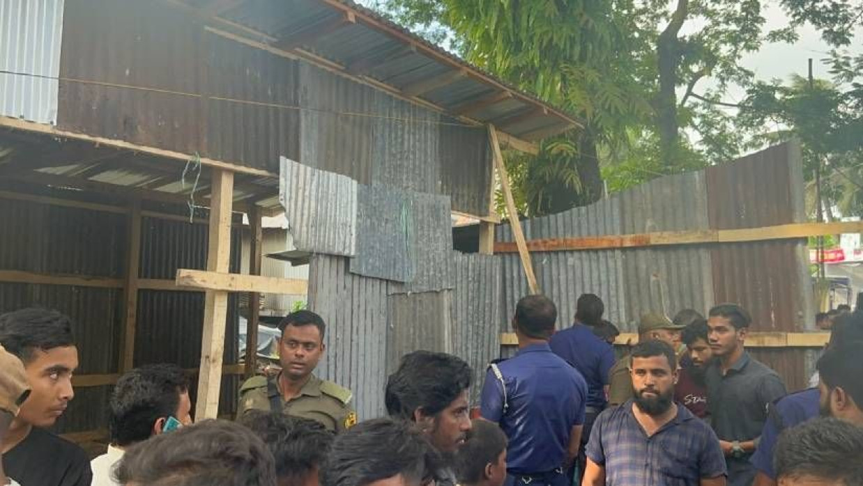 খালের জায়গায় নির্মাণ করা ক্লাবঘর ভাঙা হচ্ছে