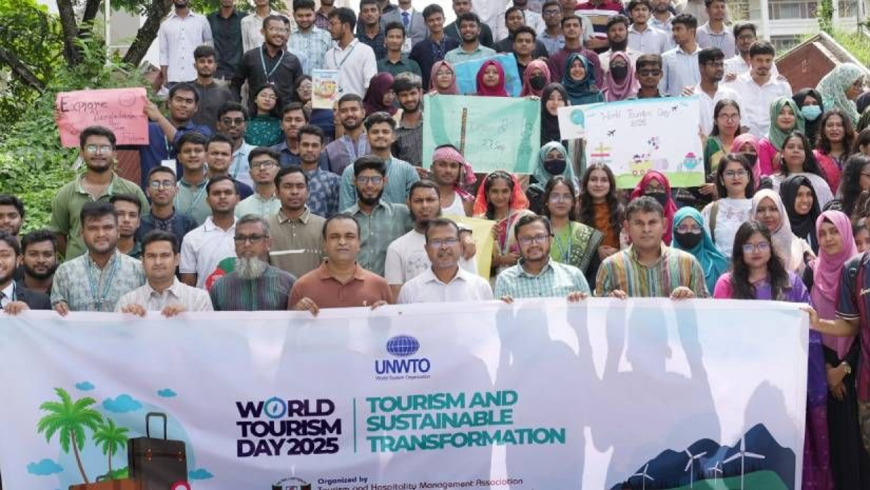 উপ-উপাচার্য অধ্যাপক ড. মো. নজরুল ইসলামের নেতৃত্বে আনন্দ শোভাযাত্রা বের করা হয়