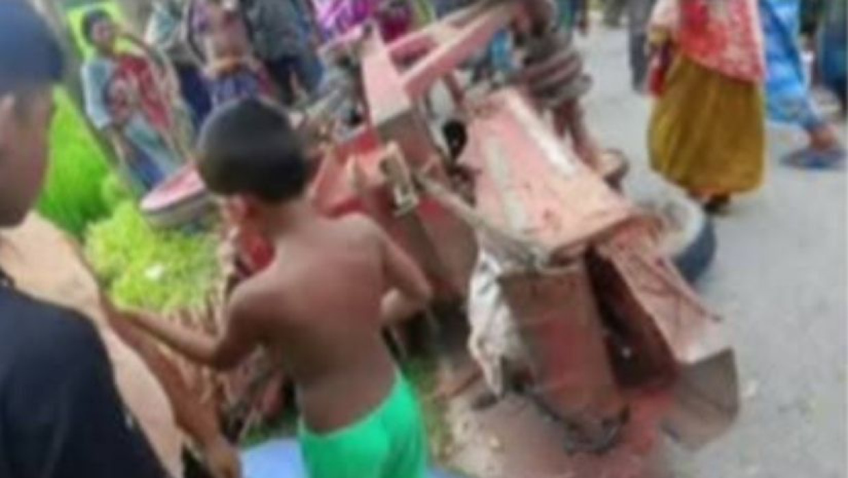 সড়ক দুর্ঘটনার পর উৎসুক জনতার ভিড়