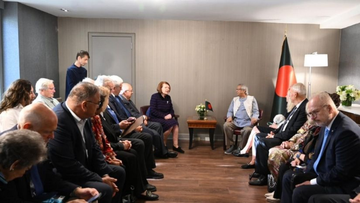 শুক্রবার নিউইয়র্কে জাতিসংঘ সাধারণ পরিষদের ৮০তম অধিবেশনের ফাঁকে লাটভিয়ার সাবেক প্রেসিডেন্ট ভাইরা ভিকে-ফ্রেইবারগার নেতৃত্বে প্রতিনিধিদলটি প্রধান উপদেষ্টা ড. মুহাম্মদ ইউনূসের সঙ্গে সাক্ষাৎ করে