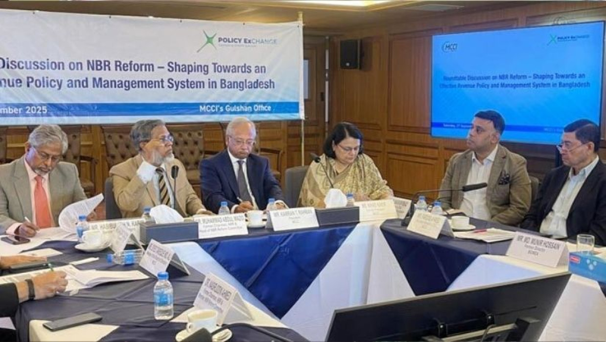 গোলটেবিল আলোচনায় বক্তাদের একাংশ