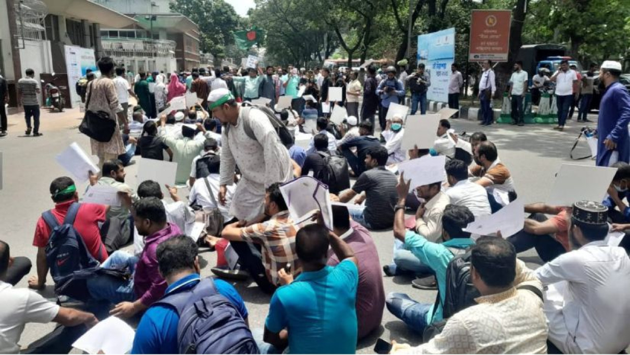 সচিবালয়ের সামনে আন্দোলনরত ১৭তম নিবন্ধনে উত্তীর্ণ হয়েও আবেদনবঞ্চিতরা