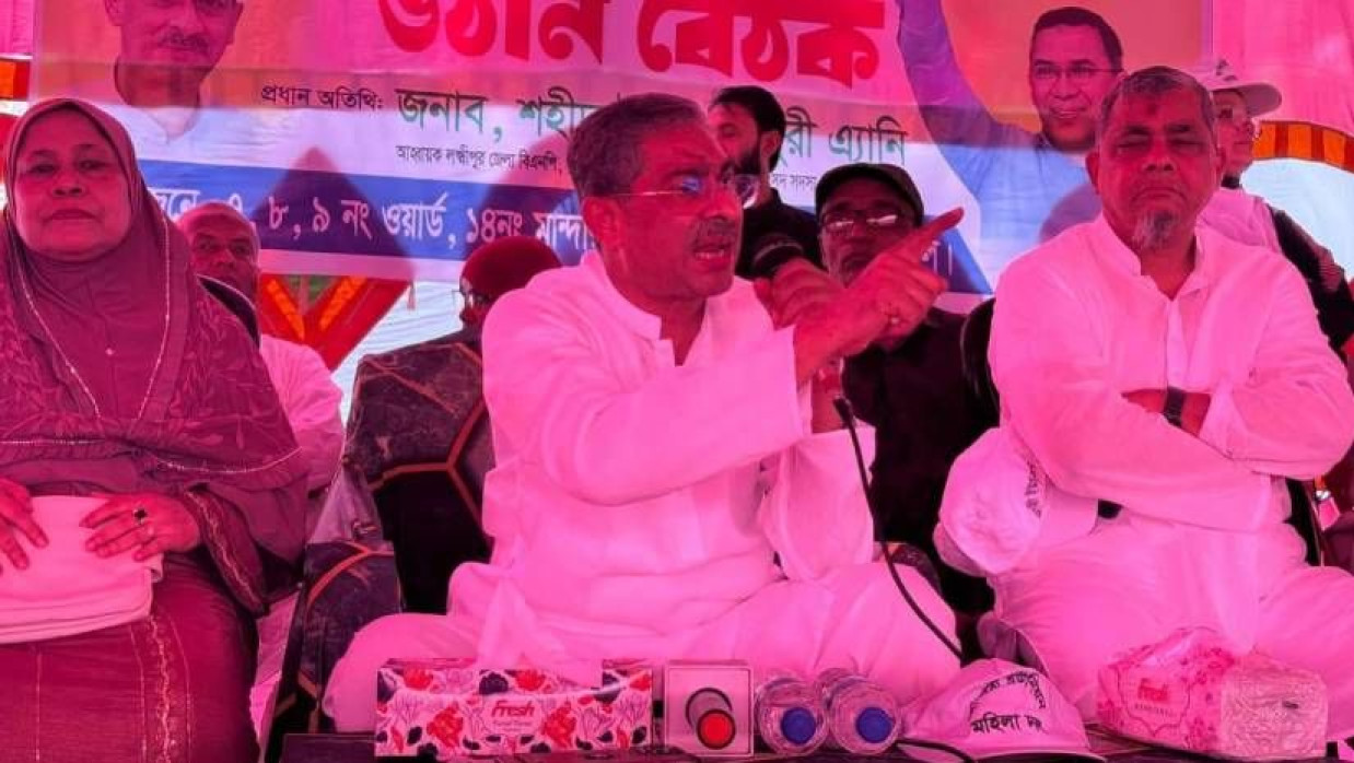 উঠান বৈঠকে বক্তব্য দিচ্ছেন বিএনপির যুগ্ম মহাসচিব শহীদ উদ্দীন চৌধুরী এ্যানি