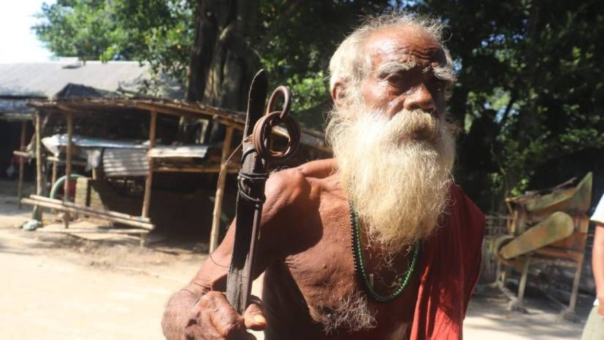 হালিম উদ্দিন আকন্দের চুল কেটে দেওয়া হচ্ছে