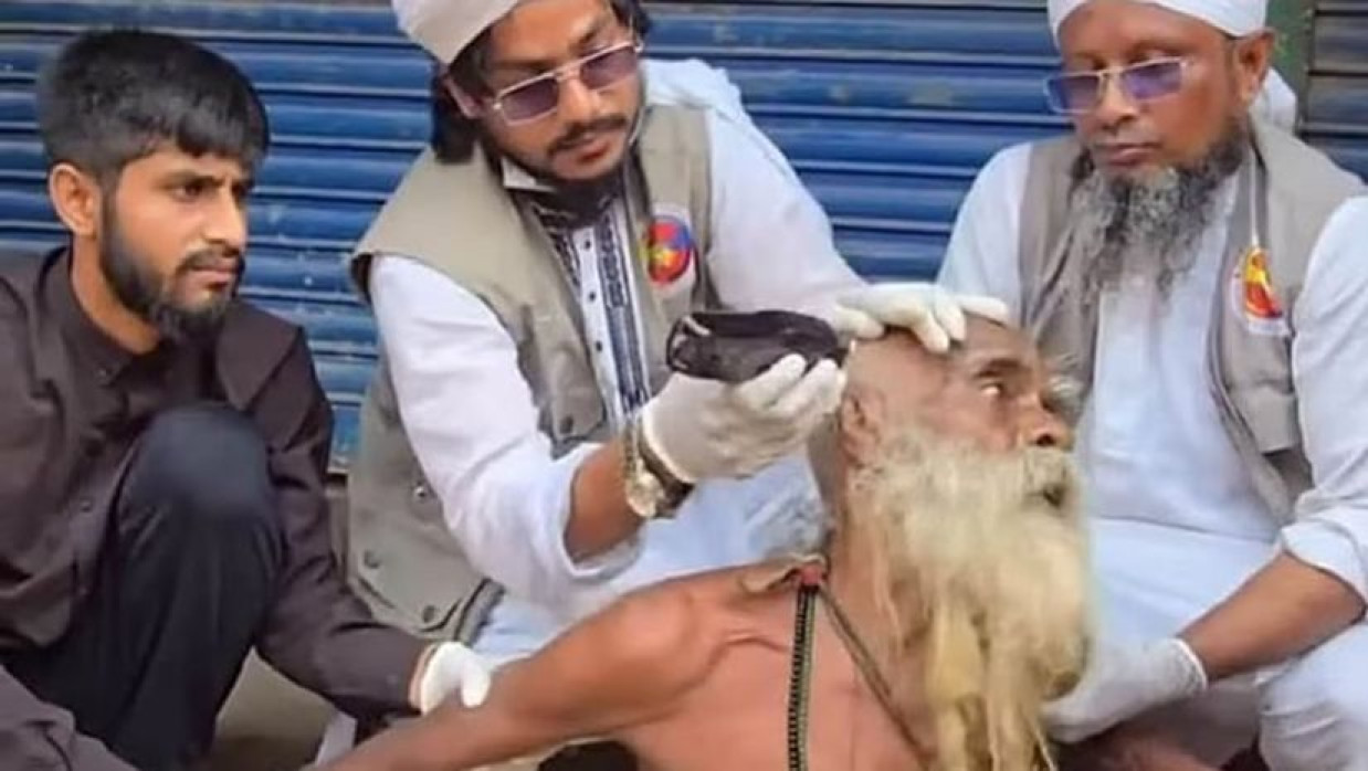 বৃদ্ধের চুল কেটে দেওয়া হচ্ছে