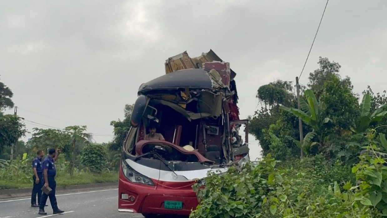 মিরসরাইয়ে কাভার্ড ভ্যানে বাসের ধাক্কা, নিহত হেলপার 