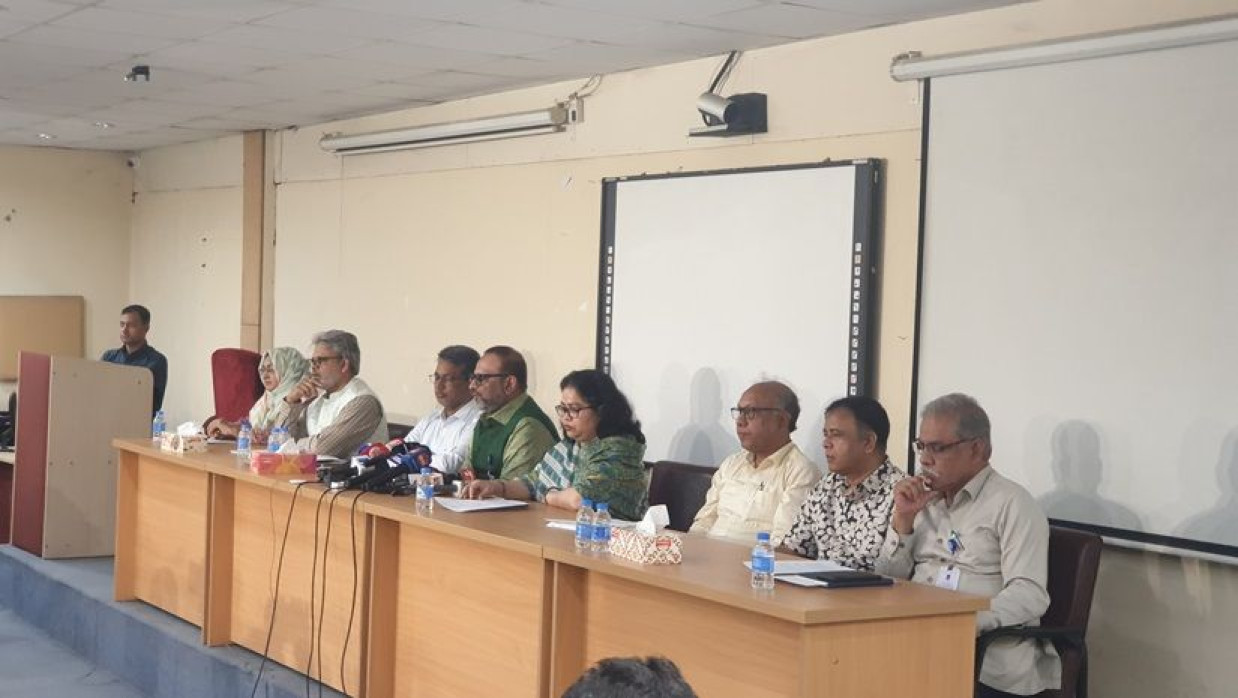 সংবাদ সম্মেলনে কথা বলছেন ঢাকা বিশ্ববিদ্যালয়ের উপাচার্য অধ্যাপক ড. নিয়াজ আহমদ খান