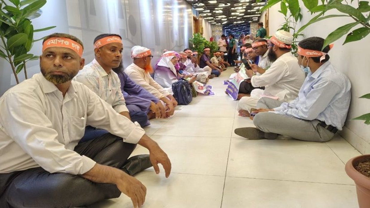 সচিবালয়ে শিক্ষা উপদেষ্টার দপ্তরের সামনে অনশনে বসেছেন বেসরকারি শিক্ষাপ্রতিষ্ঠানের শিক্ষক-কর্মচারীরা