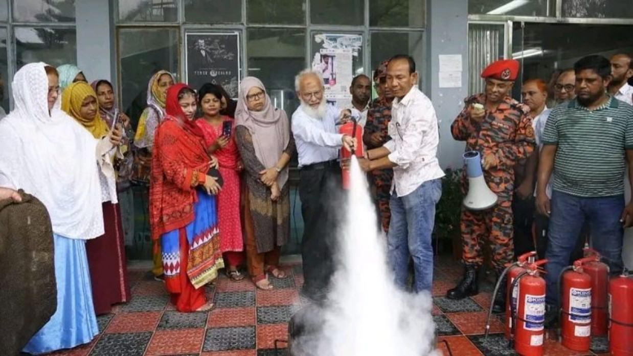 বাকৃবি-তে অগ্নি নির্বাপণ প্রশিক্ষণ কর্মশালা