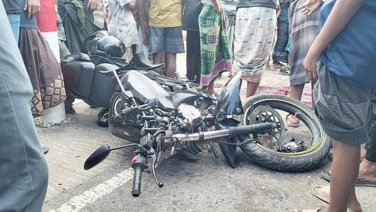 দুর্ঘটনাকবলিত মোটরসাইকেল