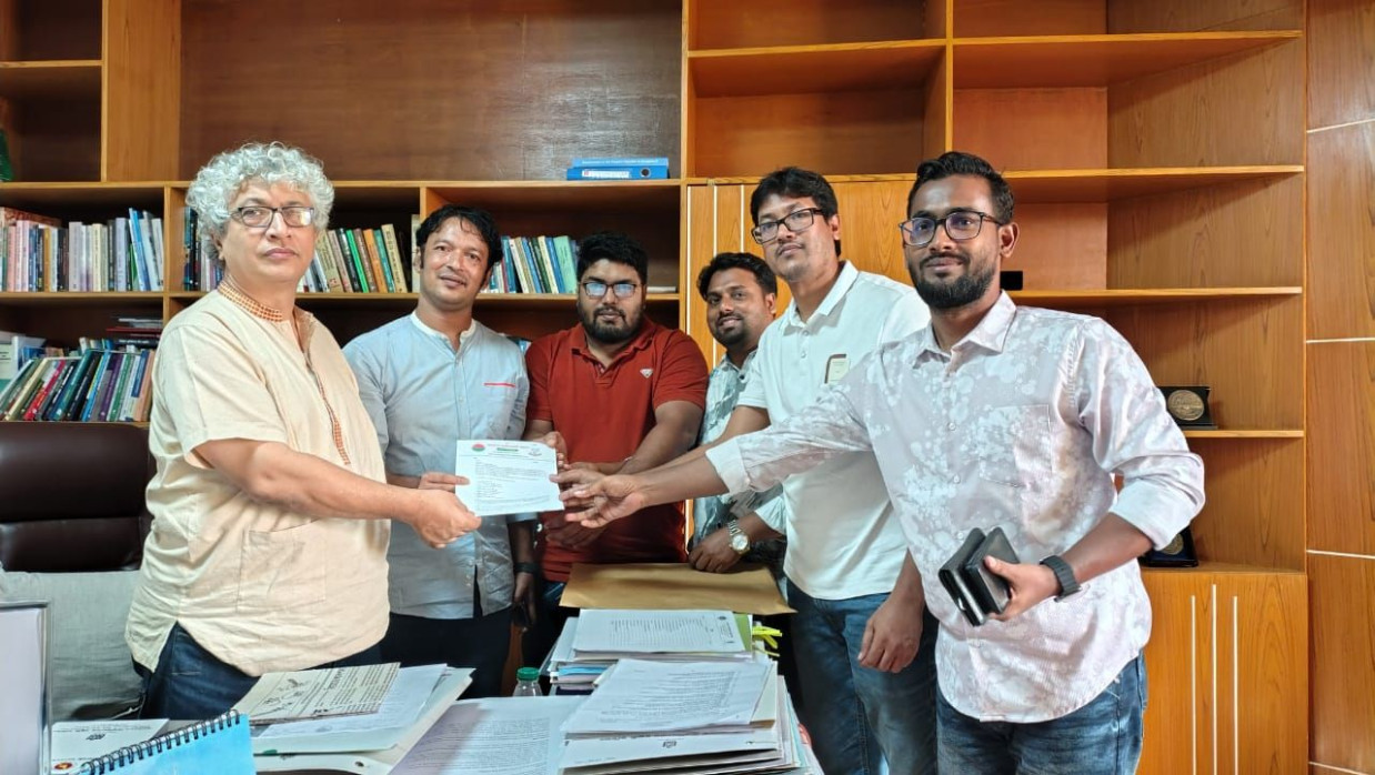 স্মারকলিপি প্রদান করছে ছাত্রদল