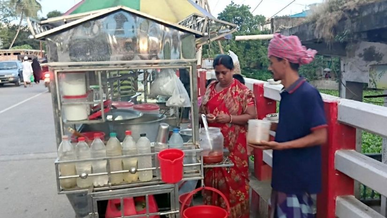 চটপটি বিক্রির করে দুই সন্তানের পড়াশোনার খরচ জোগাচ্ছেন দীপক