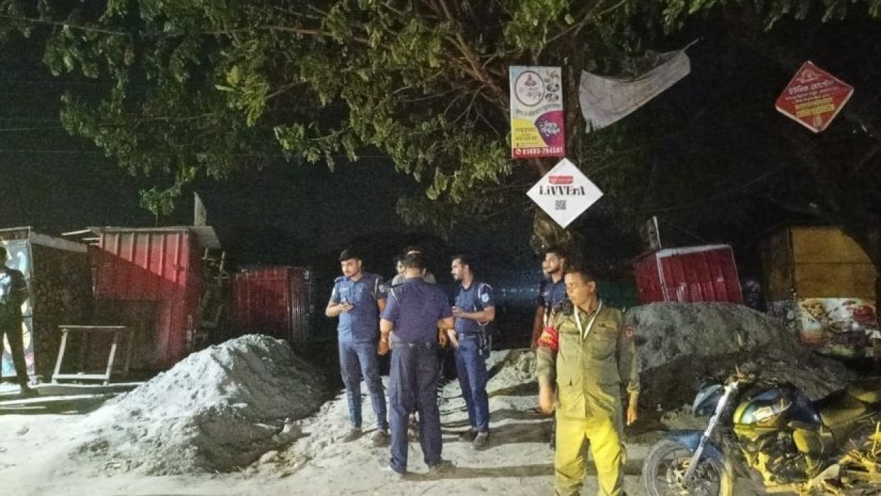 ঘটনাস্থলে পুলিশের উপস্থিতি