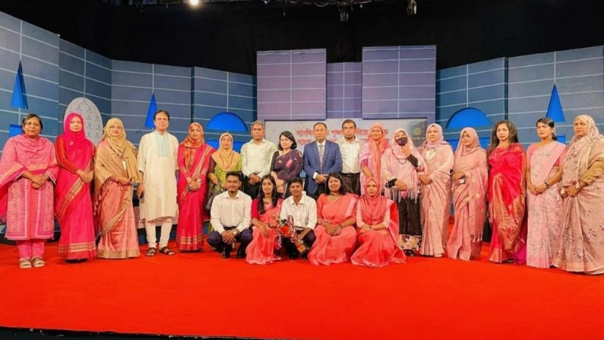  আয়োজকদের সাথে বিজয়ীরা