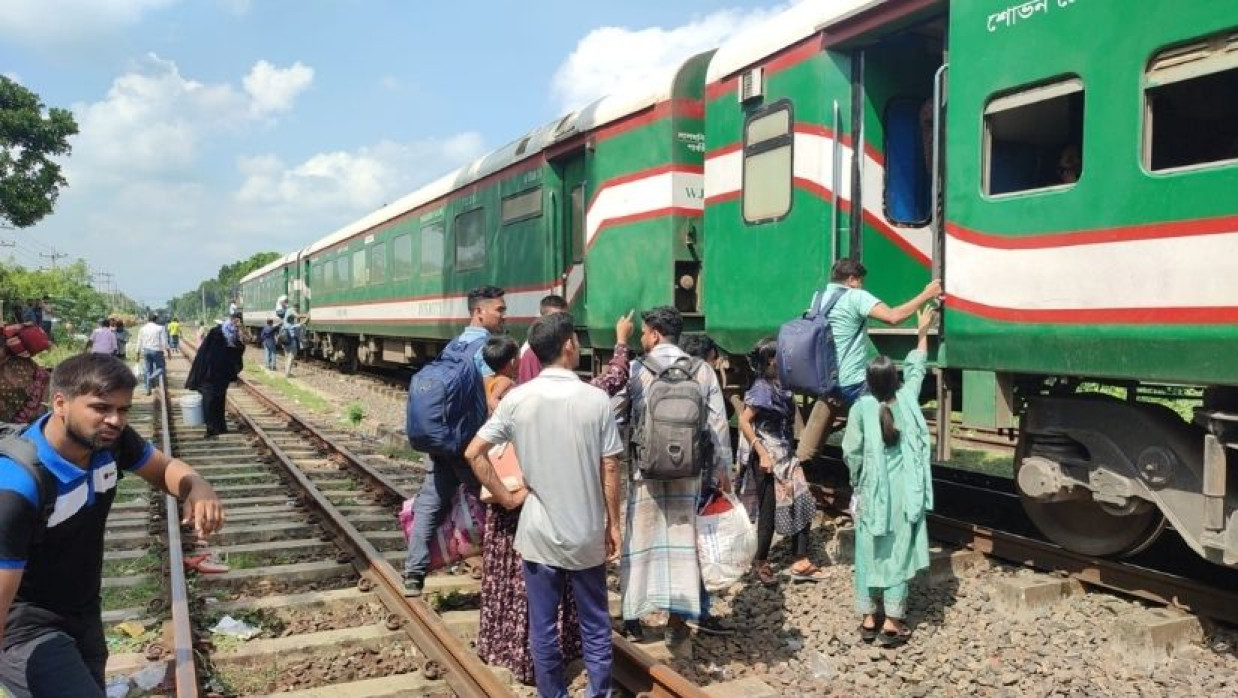 উদ্ধার শেষে ভাঙ্গুড়া স্টেশন ছাড়ছে লাইনচ্যুত পঞ্চগড় এক্সপ্রেস