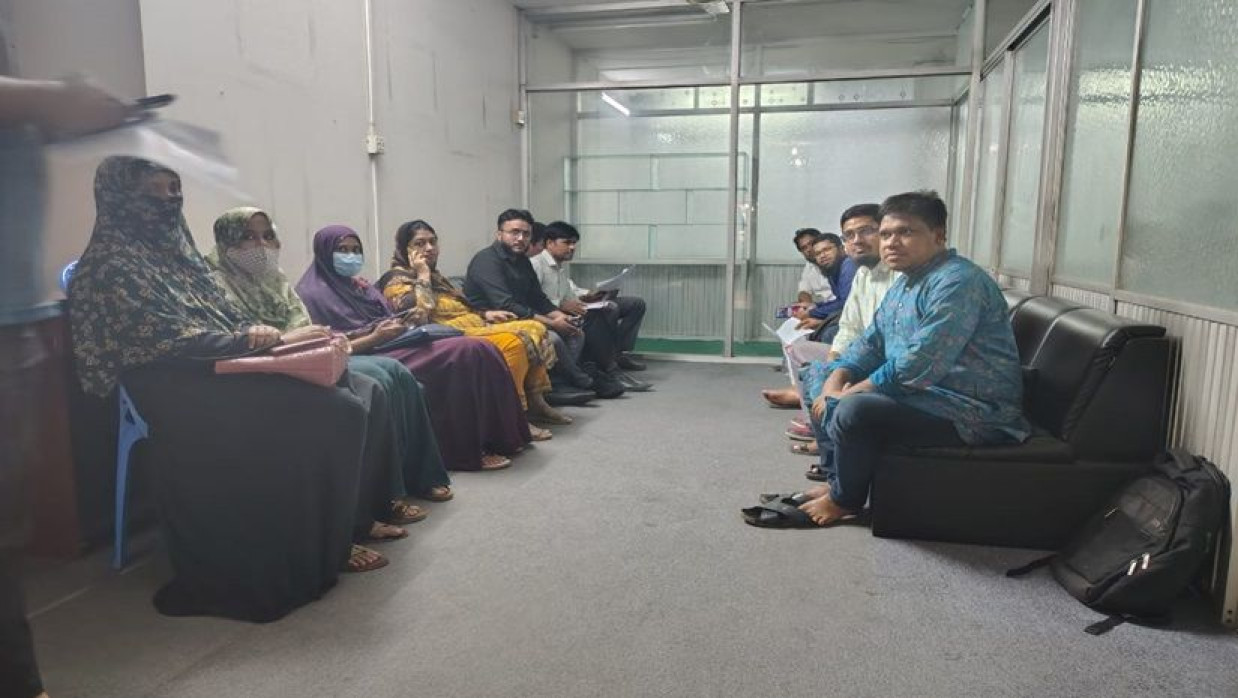 এনটিআরসিএ চেয়ারম্যানের কার্যালয়ে আন্দোলকারীরা