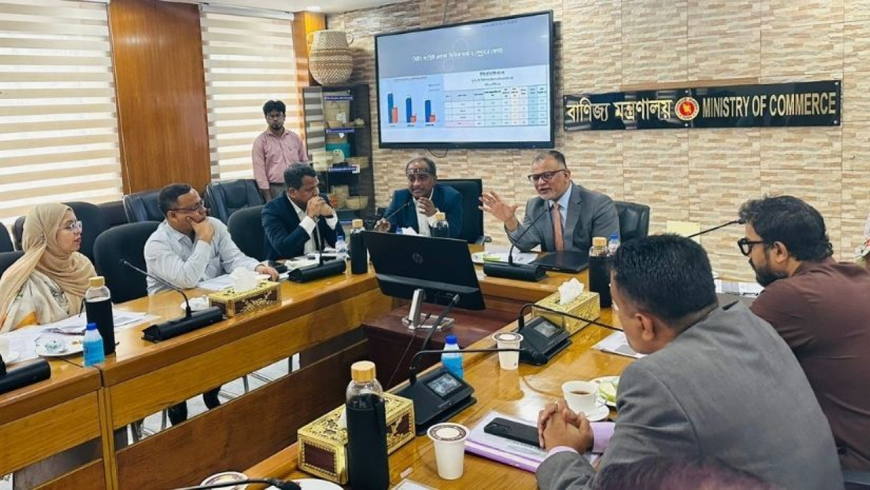সভায় বাণিজ্য উপদেষ্টাসহ অন্যান্যরা