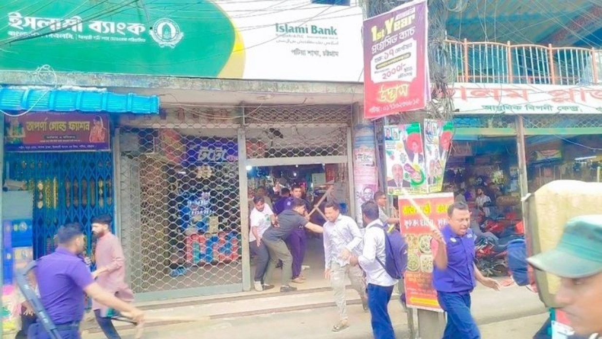 রবিবার পটিয়ায় ইসলামী ব্যাংকের সামনের দৃশ্য