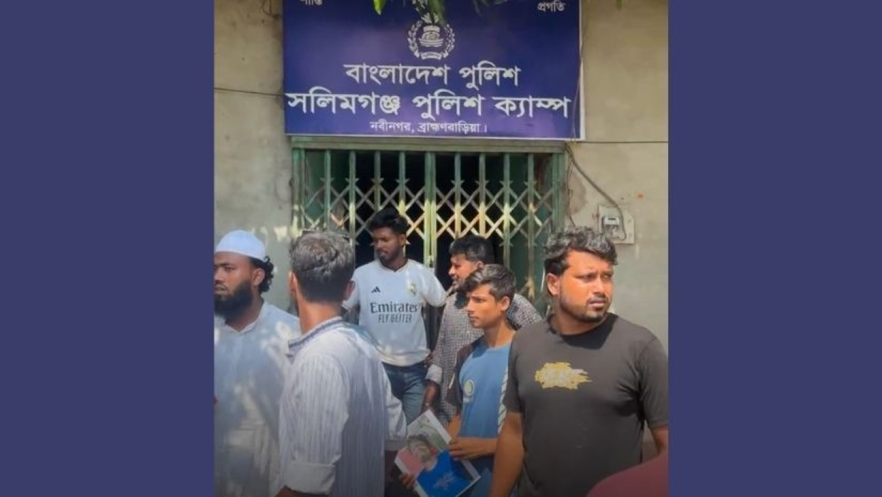 বিচারের দাবিতে সলিমগঞ্জ পুলিশ ক্যাম্পের সামনে এলাকাবাসী