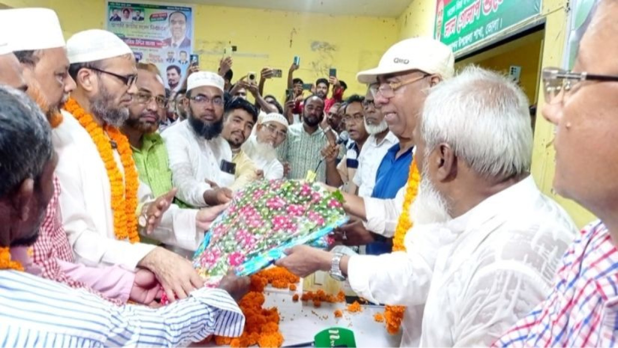 জামায়াতের সাবেক নেতাকর্মীদের ফুল দিয়ে বরণ করে নেন সাবেক এমপি নাজিম উদ্দীন আলম