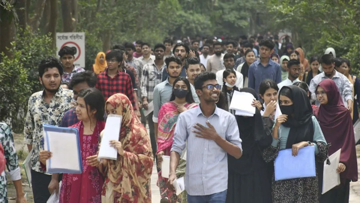 বিশ্ববিদ্যালয়ের ভর্তি পরিক্ষায় ভর্তিচ্ছু শিক্ষার্থীরা