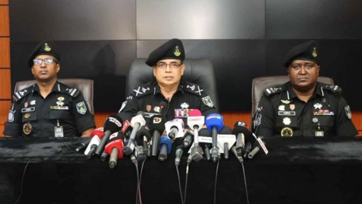 সংবাদ সম্মেলনে কথা বলছেন র‌্যাবের অতিরিক্ত আইজিপি একেএম শহিদুল রহমান