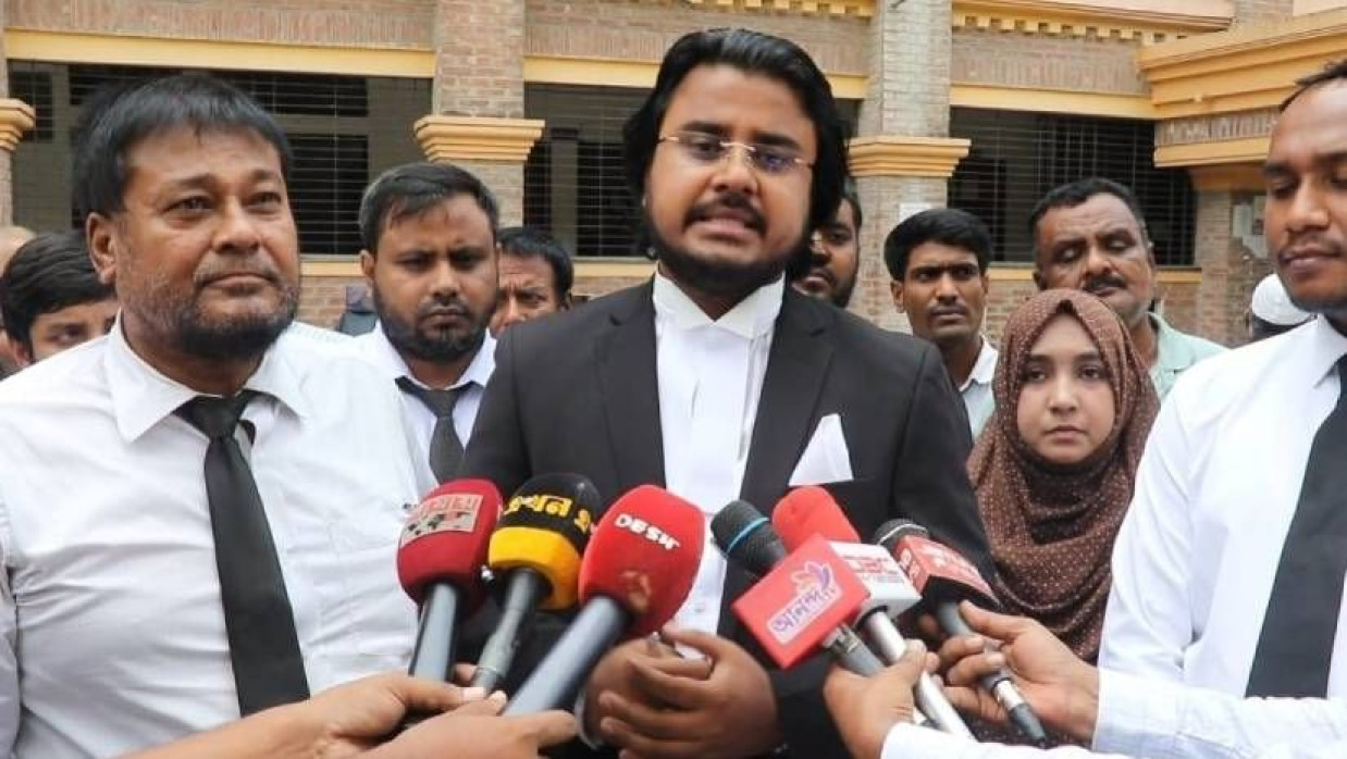 পাবনা জেলা জজকোর্টের সামনে গণমাধ্যমর সঙ্গে কথা বলছেন ভুক্তভোগী নারীর আইনজীবী