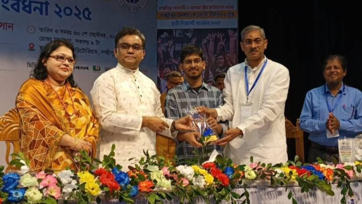 কৃতী শিক্ষার্থীকে  ক্রেস্ট তুলে দিচ্ছেন বিএনপির যুগ্ম মহাসচিব শহীদ উদ্দীন চৌধুরী এ্যানি