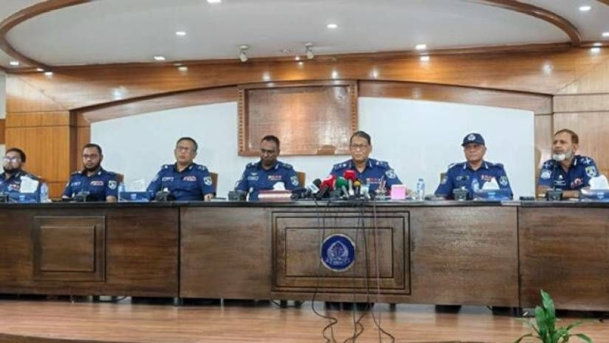 সংবাদ সম্মেলন আইজিপিসহ পুলিশের অন্য কর্মকর্তারা