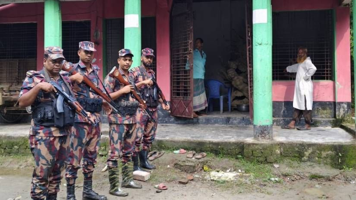 একটি পূজামণ্ডপে সামনে পাহারায় বিজিবির সদস্যরা