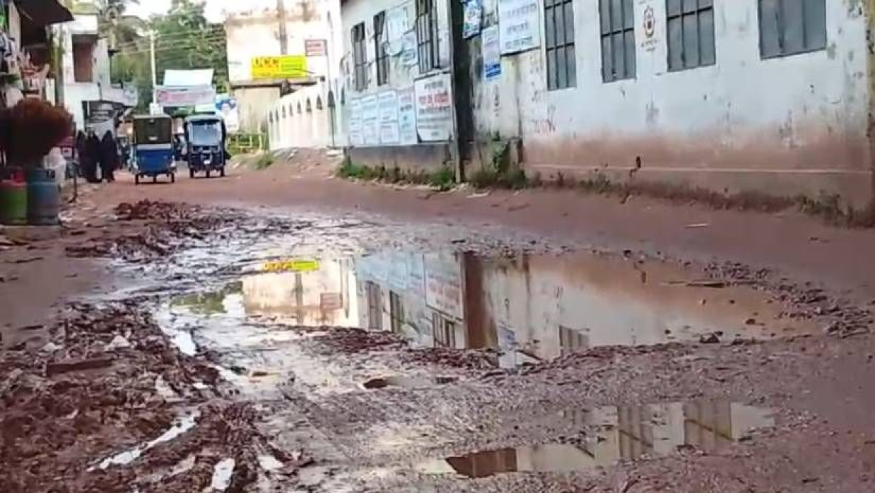বেহাল সড়কের কারণে দুর্ভোগ পোহাচ্ছেন চলাচলকারীরা