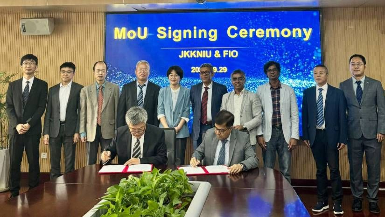 নজরুল বিশ্ববিদ্যালয়ের পক্ষে চুক্তিতে স্বাক্ষর করেন রেজিস্ট্রার (ভারপ্রাপ্ত) অধ্যাপক ড. মো. মিজানুর রহমান ও চীনের পক্ষে স্বাক্ষর করেন এফআইওয়ের পরিচালক অধ্যাপক ড. লি লি