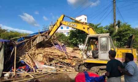 সড়ক ও ফুটপাত দখলমুক্ত করতে প্রশাসনের অভিযান, শতাধিক দোকান উচ্ছেদ ও জরিমানা