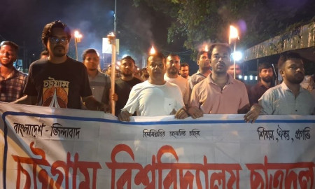 চবিতে সংঘর্ষ: প্রশাসনের ব্যর্থ ব্যক্তিদের পদত্যাগের দাবিতে ছাত্রদলের মশাল মিছিল