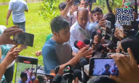 ছাত্রী হলে ঢুকে তোপের মুখে ছাত্রদলের ভিপিসহ অন্য প্রার্থীরা